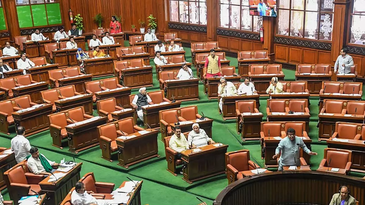 Karnataka  : कर्नाटक सरकार संकट में, शासन व्यवस्था पर पड़ सकता है असर