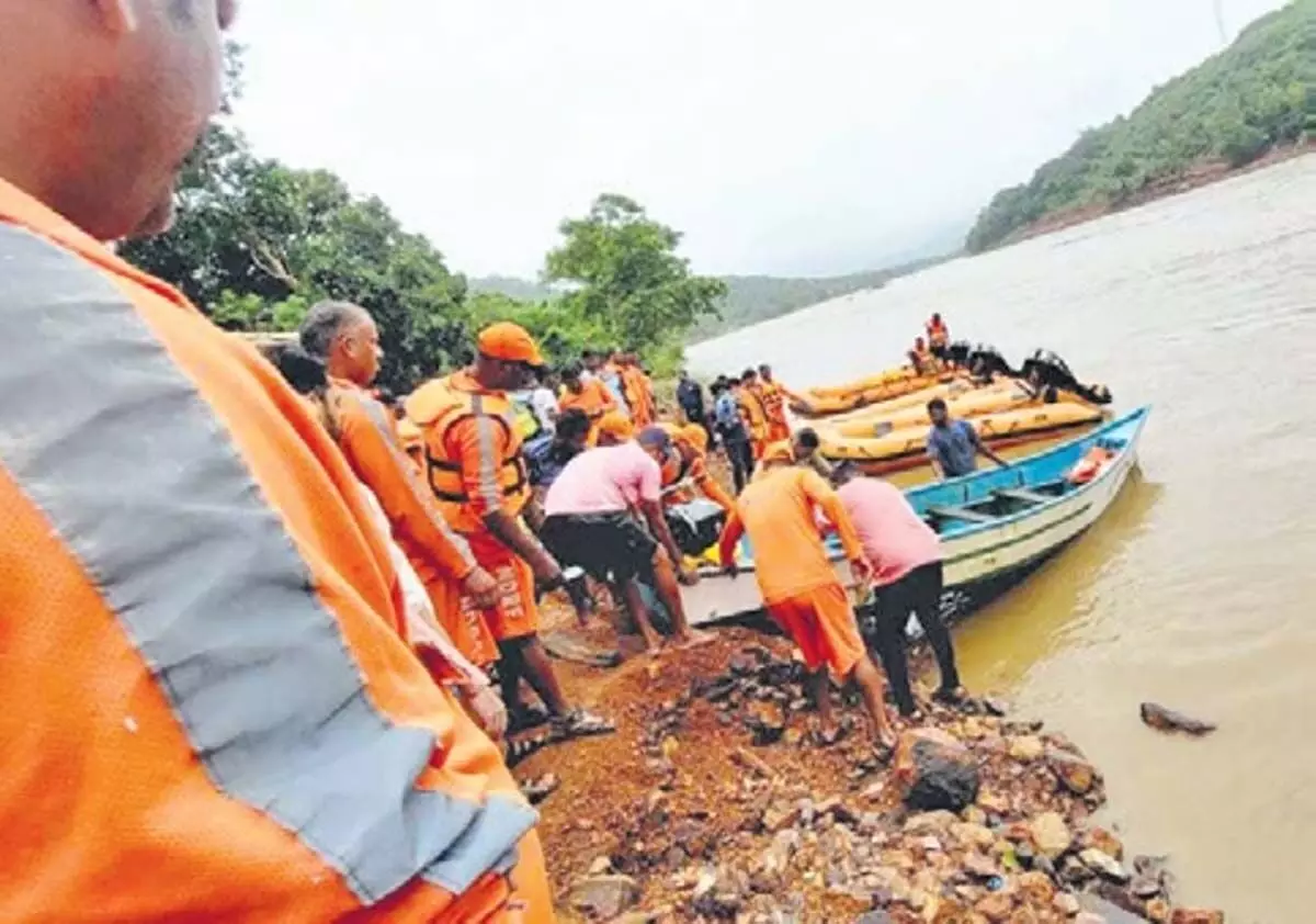 Shirur landslide : अंडरवाटर सर्च विशेषज्ञ खोज अभियान में शामिल हुए, अभी तक कोई प्रगति नहीं