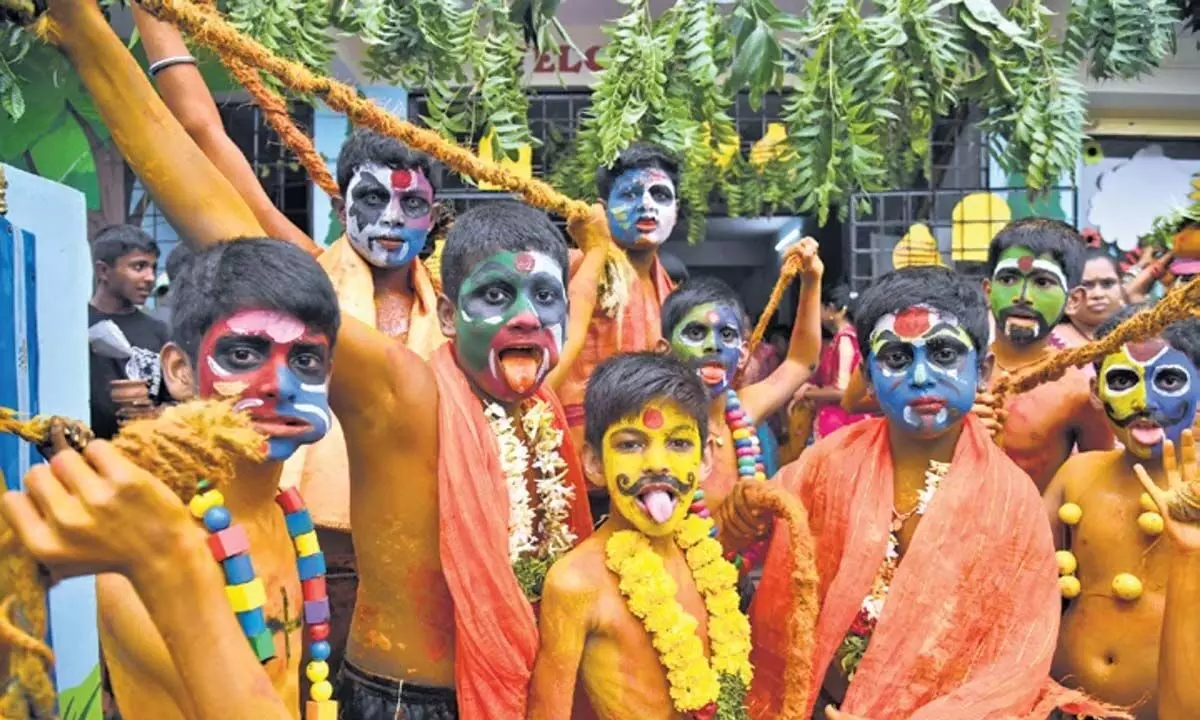 Telangana: हैदराबाद बोनालु उत्सव के लिए पुराने शहर के मंदिर तैयार