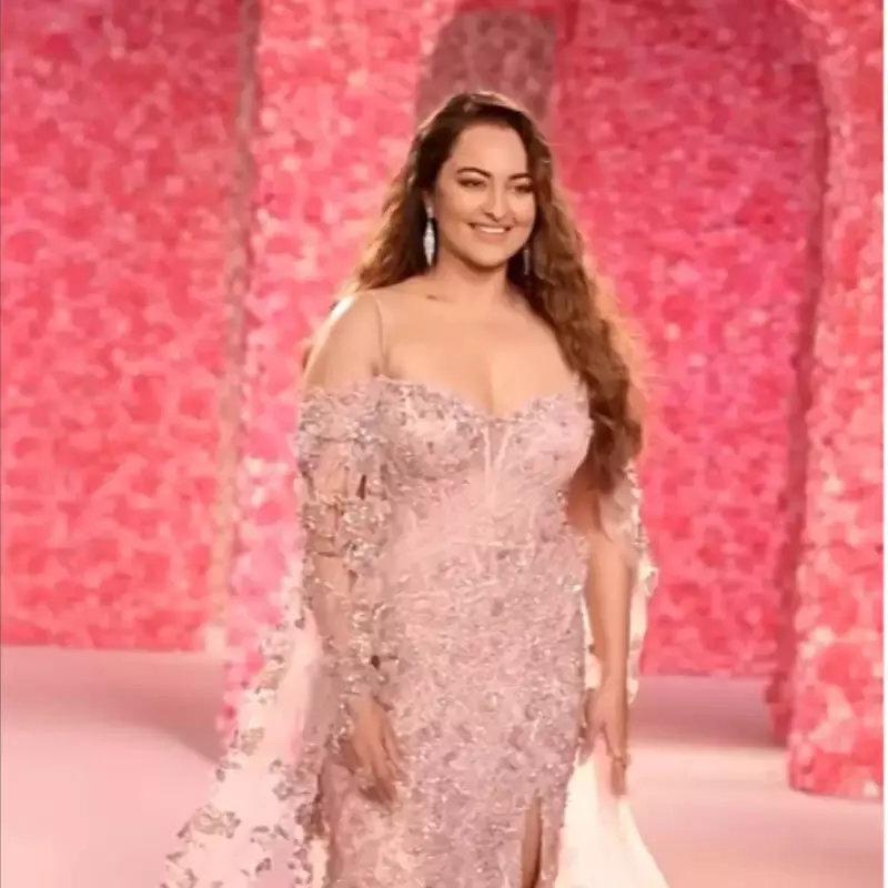 Marriage के बाद पहली बार रैंप वॉक पर उतरीं सोनाक्षी सिन्हा | Sonakshi Sinha walked the ramp for the first time after marriage | Marriage के बाद पहली बार रैंप वॉक पर