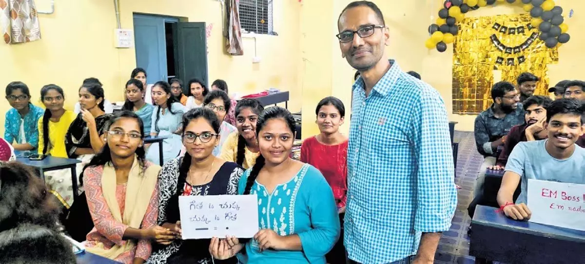 Telangana: युवा मस्तिष्क को आकार देने के लिए करियर का त्याग