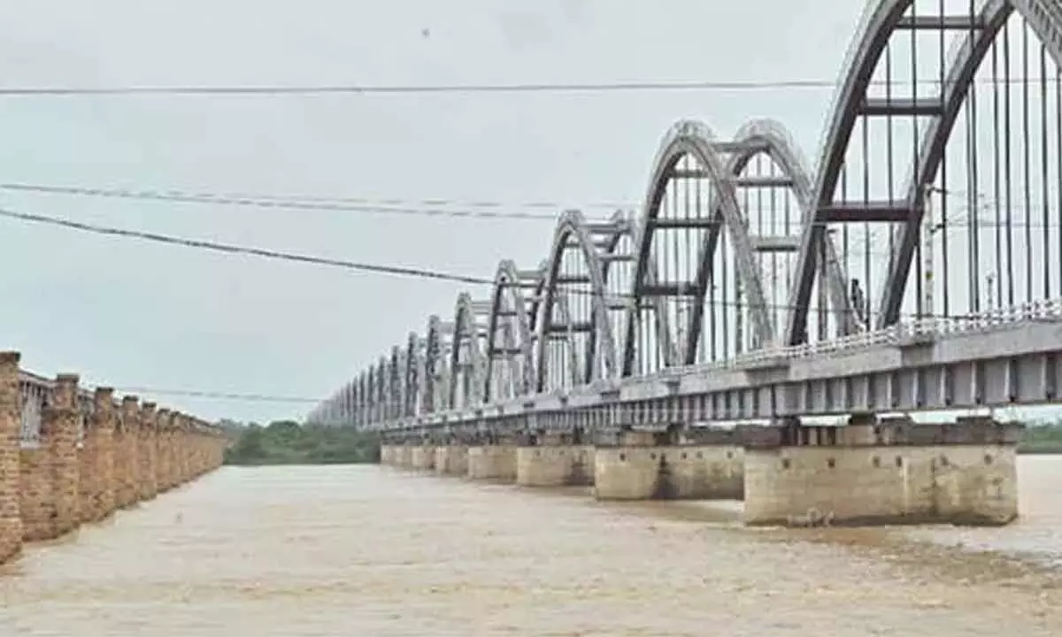 Andhra Pradesh: गोदावरी में बाढ़ का प्रकोप जारी