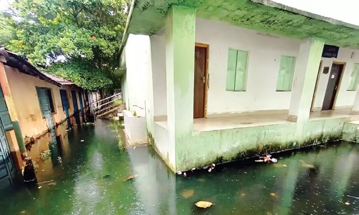 Odisha: रेलवे स्टेशन के पुनर्विकास से स्कूल में पानी भरा