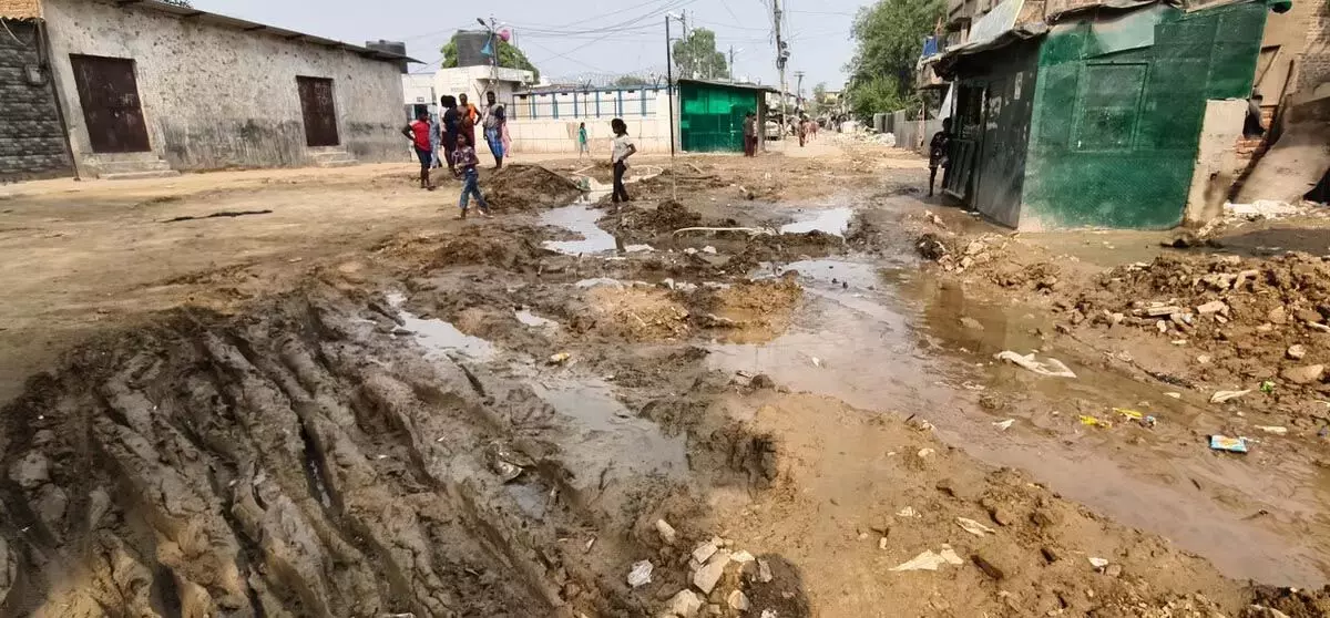 Kiliyanur गांव वालों ने 15 साल पुरानी सड़कों और पाइपलाइन के पुनर्निर्माण की मांग की