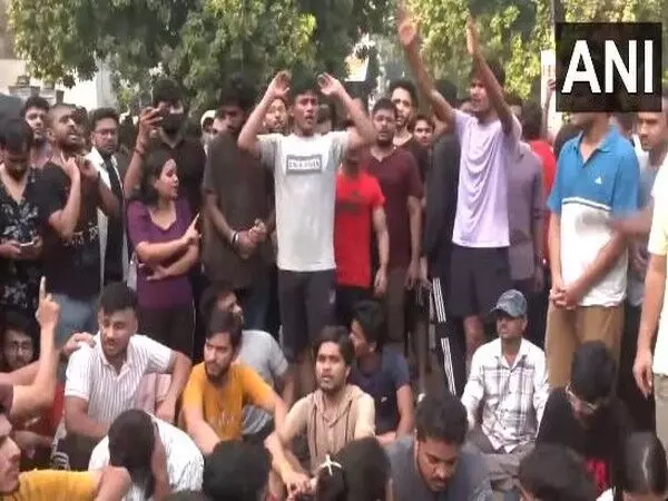 छात्रों ने  MCD और IAS कोचिंग संस्थान के खिलाफ प्रदर्शन किया