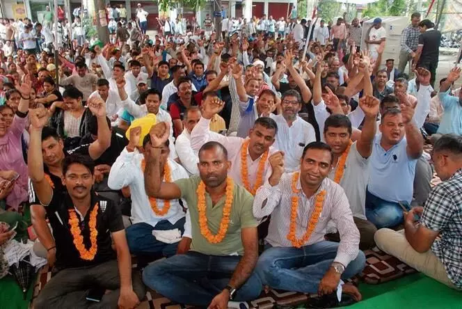 Haryana : आउटसोर्स कर्मचारियों ने भूख हड़ताल शुरू की