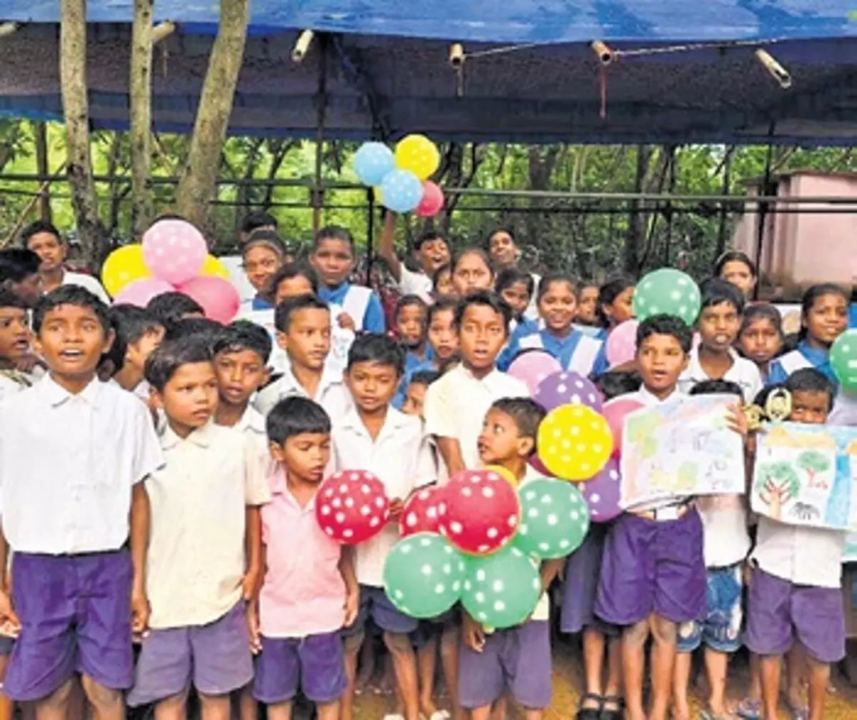 Odisha में स्कूली छात्र जंगली दुनिया में डूबे