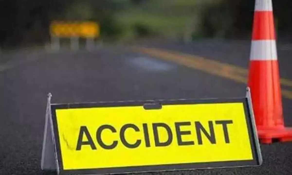 Kakinada जिले में एक दुखद सड़क दुर्घटना में तीन लोगों की मौत