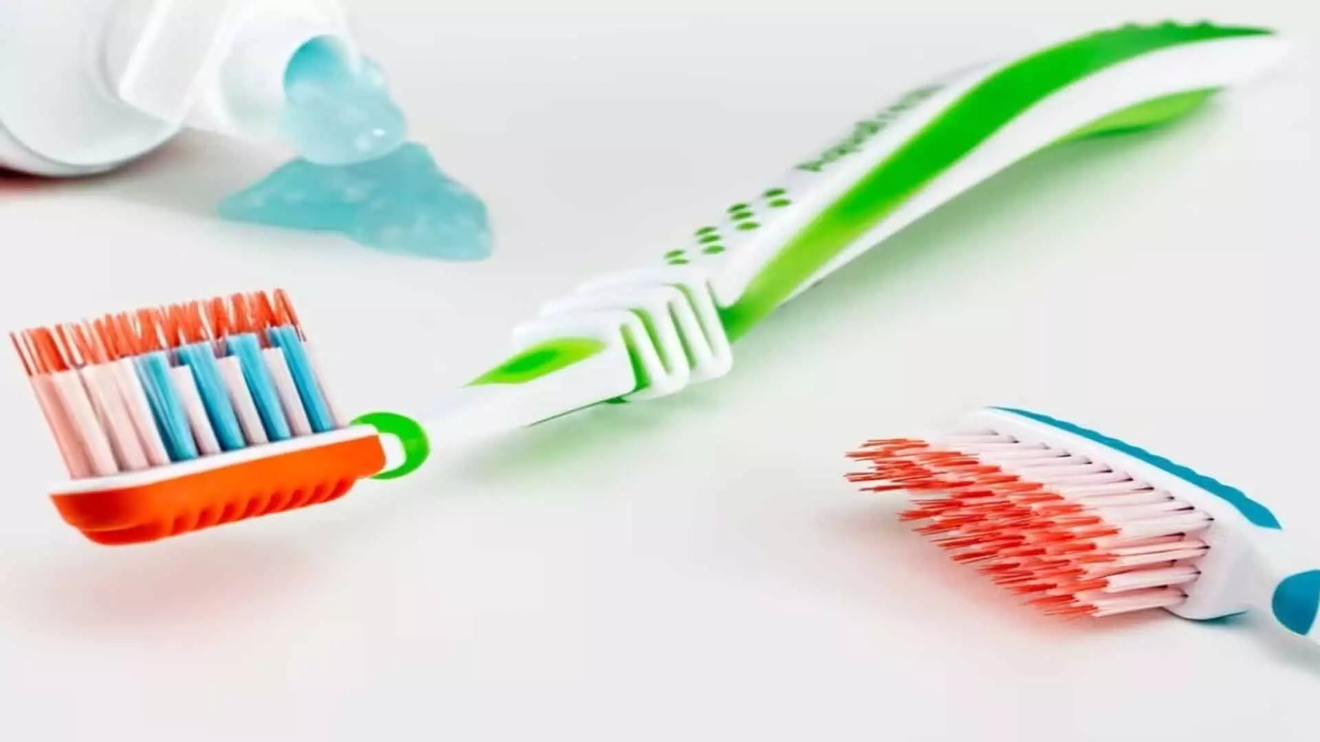 toothbrush: जान लें कब बदले टूथब्रश और कैसे रखें साफ