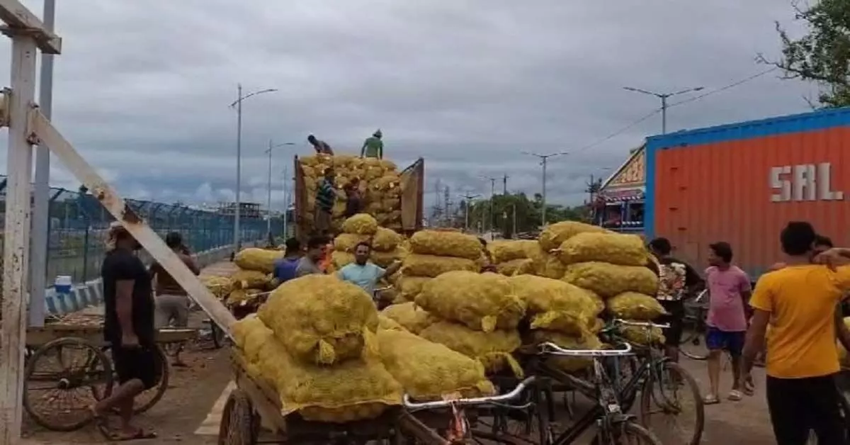 Odisha : पश्चिम बंगाल से आलू से लदे ट्रक भुवनेश्वर के विभिन्न गोदामों में पहुंचे