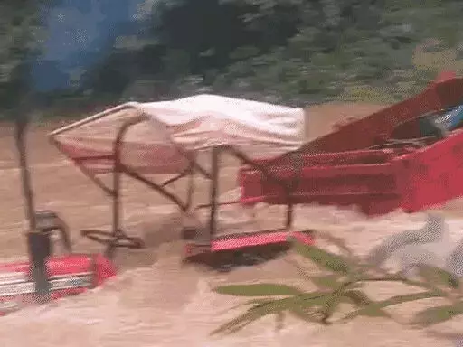 CG NEWS: नदी में ट्रैक्टर बहा, तैरकर बचे 4 से 5 लोग