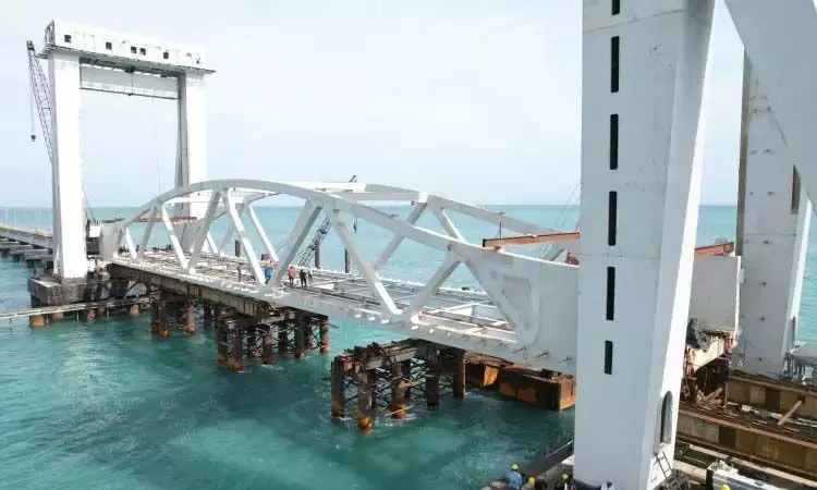 India का पहला वर्टिकल लिफ्ट स्पैन पंबन पुल पर स्थापित किया