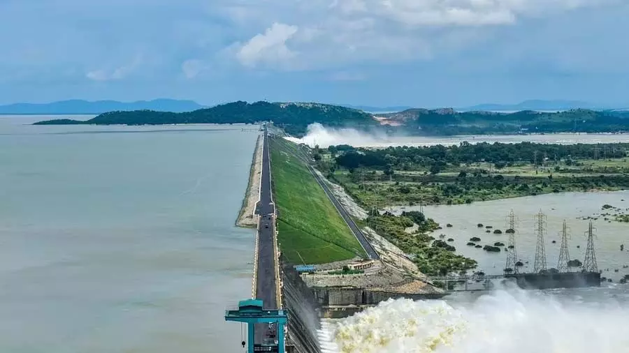 Odisha government: हीराकुंड बांध के अधिकारियों ने छोड़ा पानी