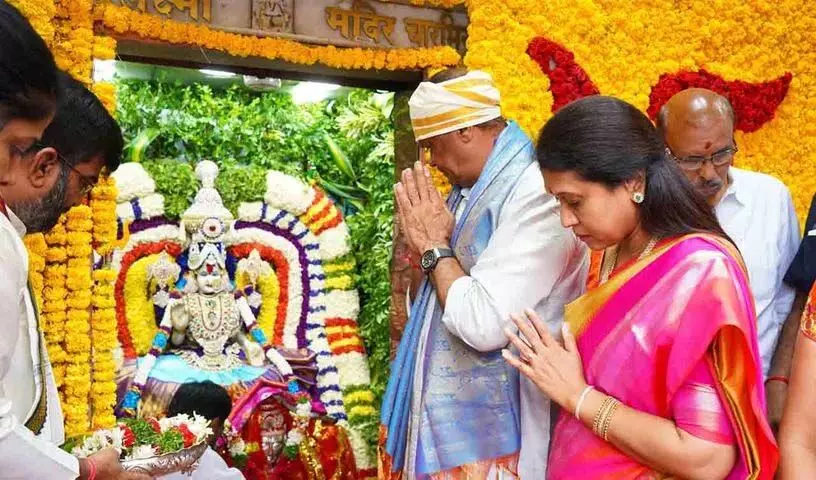 Komatireddy वेंकट रेड्डी बोनालू उत्सव पर भाग्यलक्ष्मी मंदिर में पूजा करते