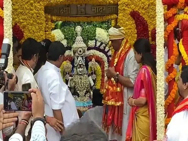 Telangana के मंत्री वेंकट रेड्डी ने बोनालू उत्सव पर हैदराबाद के भाग्यलक्ष्मी मंदिर में पूजा की
