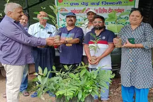 Jamshedpur : सोनारी में आनंद मार्ग ने बांटे निःशुल्क पौधे