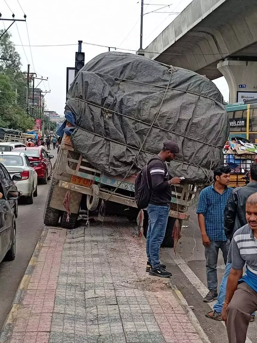Vivekanand Nagar में ट्रक सड़क डिवाइडर से टकराई, चालक पर आरोप