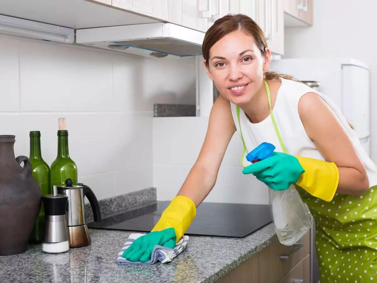 Life Style :  अगर किचन में तेल गिर जाए मिनटों में साफ कर लें