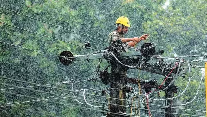 Kerala में एक लाख बिजली कनेक्शन बहाल होने का इंतजार कर रहे