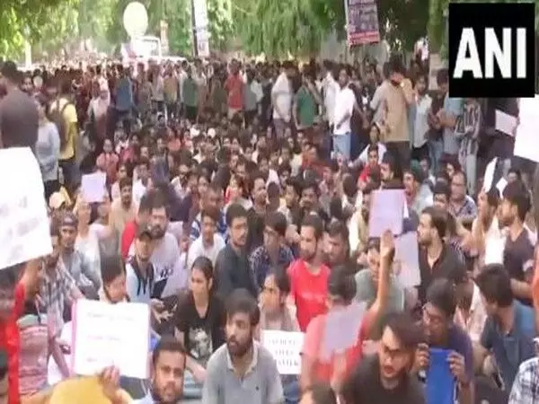 Delhi के ओल्ड राजिंदर नगर में तीन UPSC अभ्यर्थियों की मौत के विरोध में छात्रों का प्रदर्शन जारी