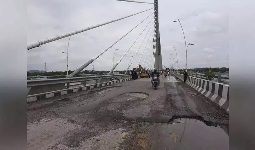 Karimnagar केबल ब्रिज सड़क क्षतिग्रस्त, सिद्दीपेट में सड़क कीचड़युक्त हो गई