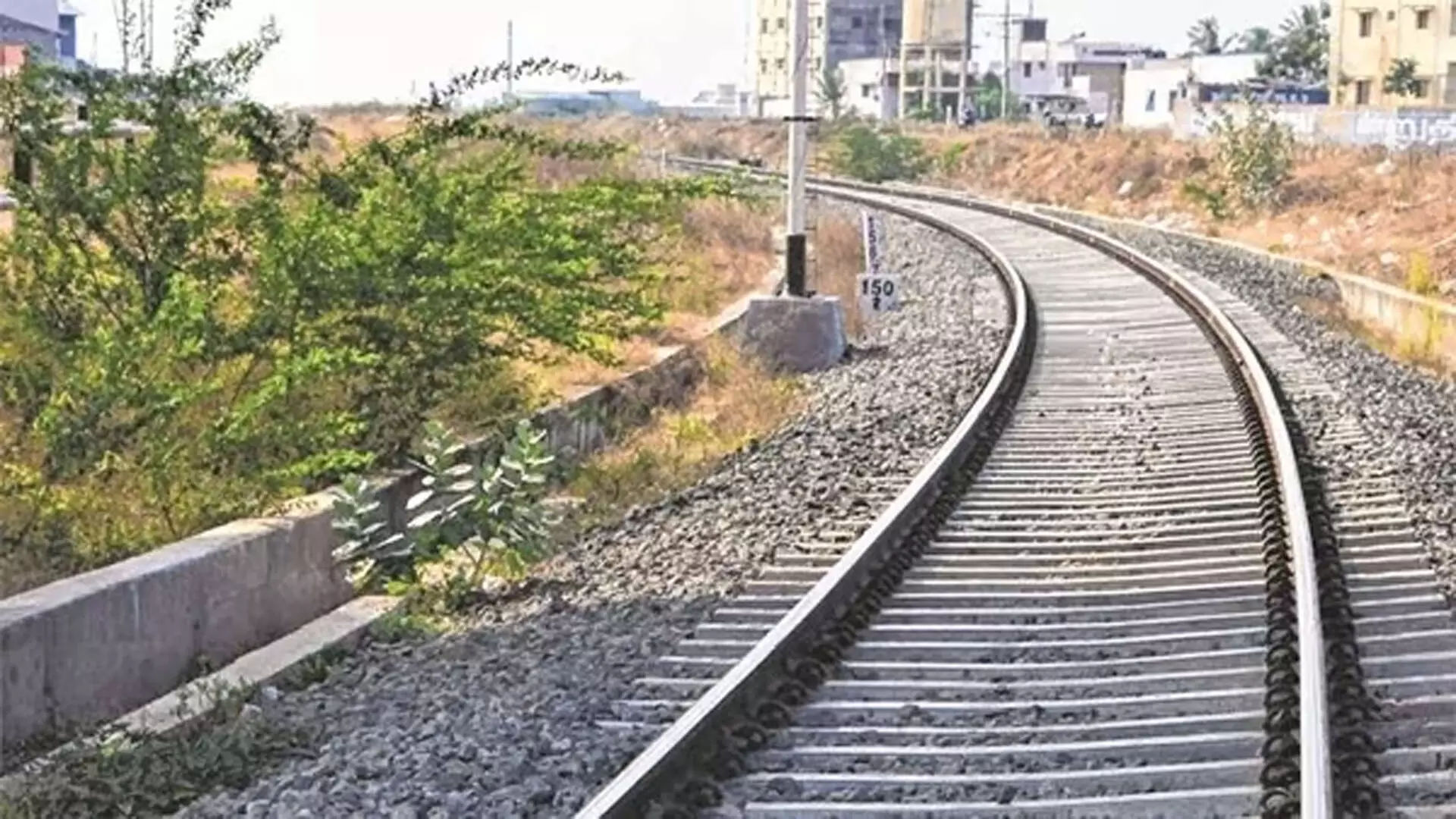 Mumbai: पश्चिम रेलवे ने विरार-सूरत सेक्शन पर कवच प्रणाली स्थापित कर सुरक्षा को आगे बढ़ाया