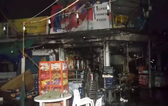 फास्ट फूड रेस्तरां में बड़ी घटना, आग लगने के बाद ढह गई छत