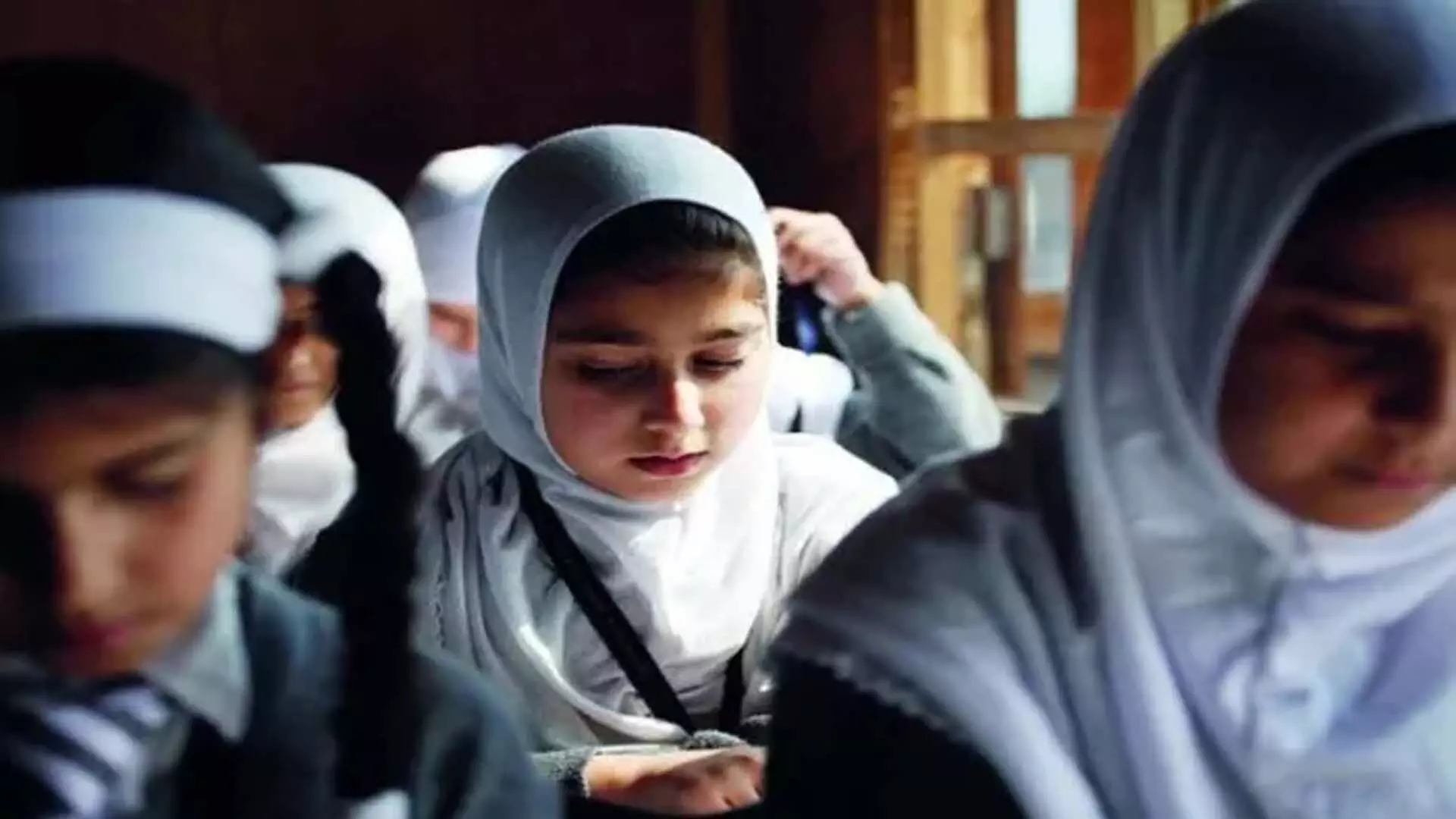 Kashmir में भीषण गर्मी के चलते पांचवीं कक्षा तक के स्कूल बंद