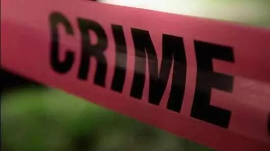 Dehli: दिल्ली में एक व्यक्ति ने पत्नी और बेटी को चाकू घोंपकर मार डाला