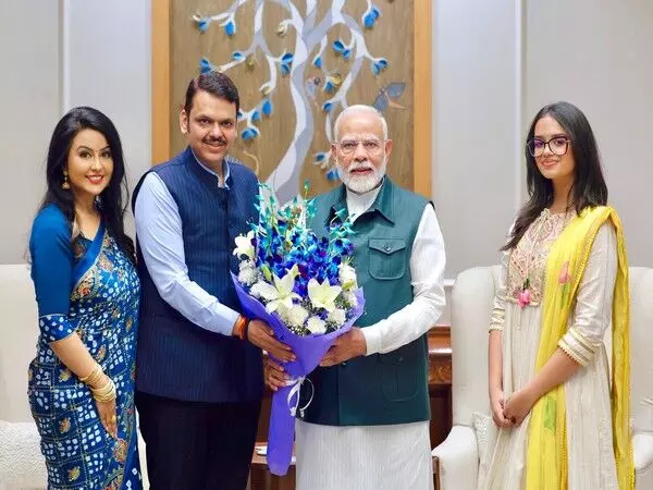 फडणवीस ने परिवार के साथ PM Modi से मुलाकात की
