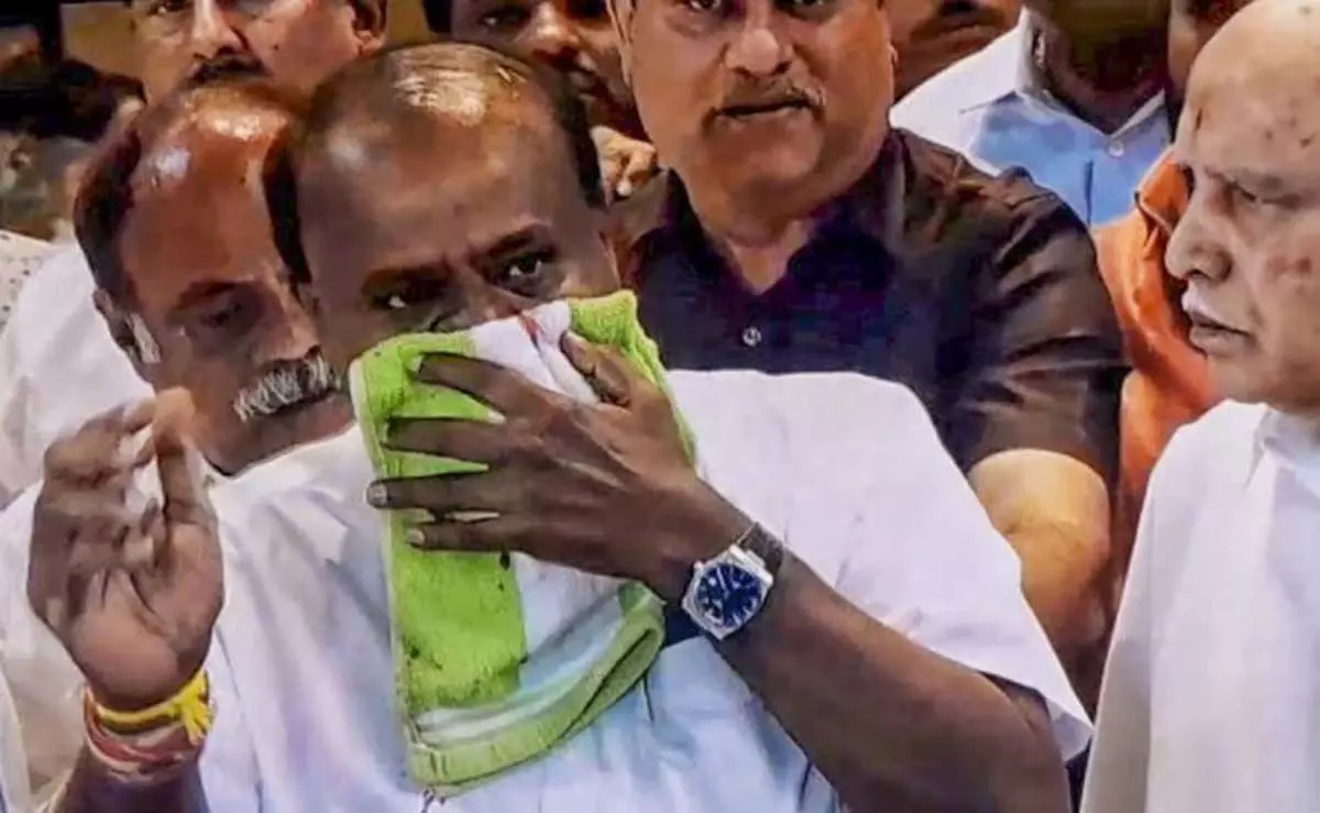 Karnataka : नाक से खून बहने के बाद एच.डी. कुमारस्वामी अस्पताल पहुंचे
