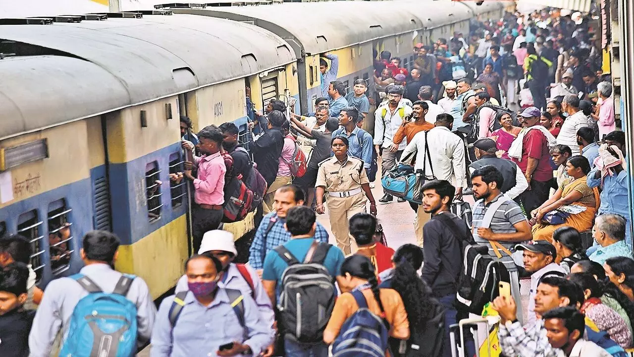 Patna: प्लेटफॉर्म यात्रियों को हो रही भारी परेशानी