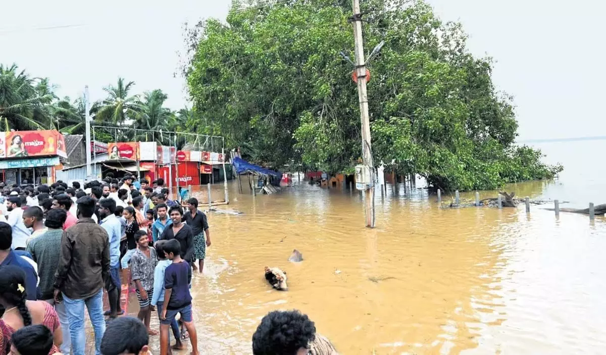 Andhra : बाढ़ का जलस्तर बढ़ने से गोदावरी जिलों के निचले इलाकों में दहशत फैल गई