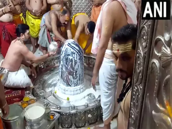 Ujjain में दूसरे सावन सोमवार पर महाकालेश्वर मंदिर में भक्तों की भीड़ उमड़ी; विशेष भस्म आरती की गई
