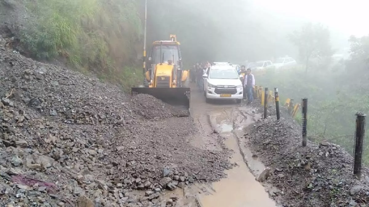 Nainital: पहाड़ी से मलबा आने से सड़क बंद
