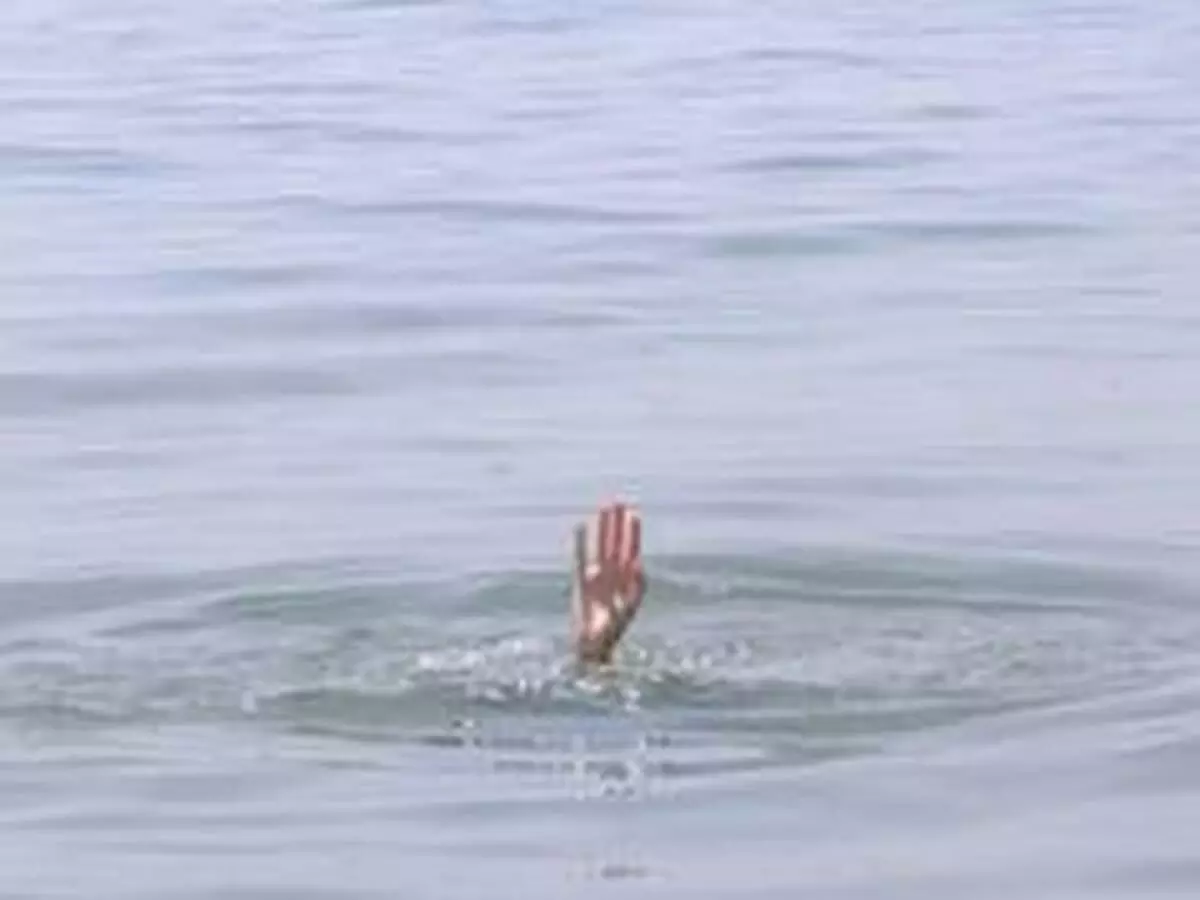 Andhra में बाढ़ के पानी में नाव पलटने से राहत कार्य कर रहा व्यक्ति डूबा