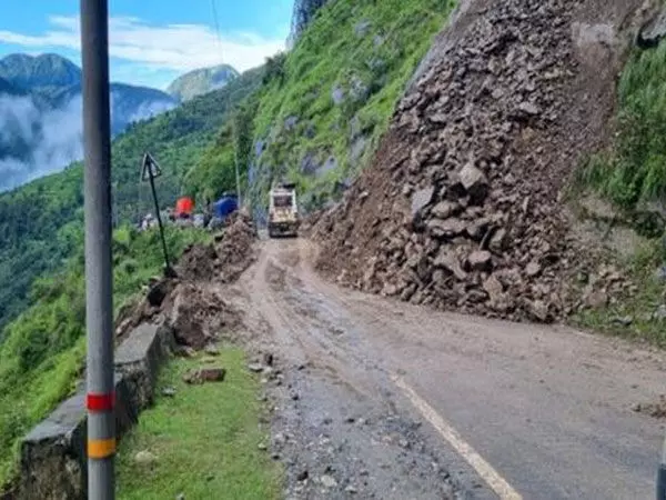 BRO और उत्तराखंड पुलिस ने भूस्खलन के कारण अवरुद्ध गंगोत्री राष्ट्रीय राजमार्ग को साफ किया