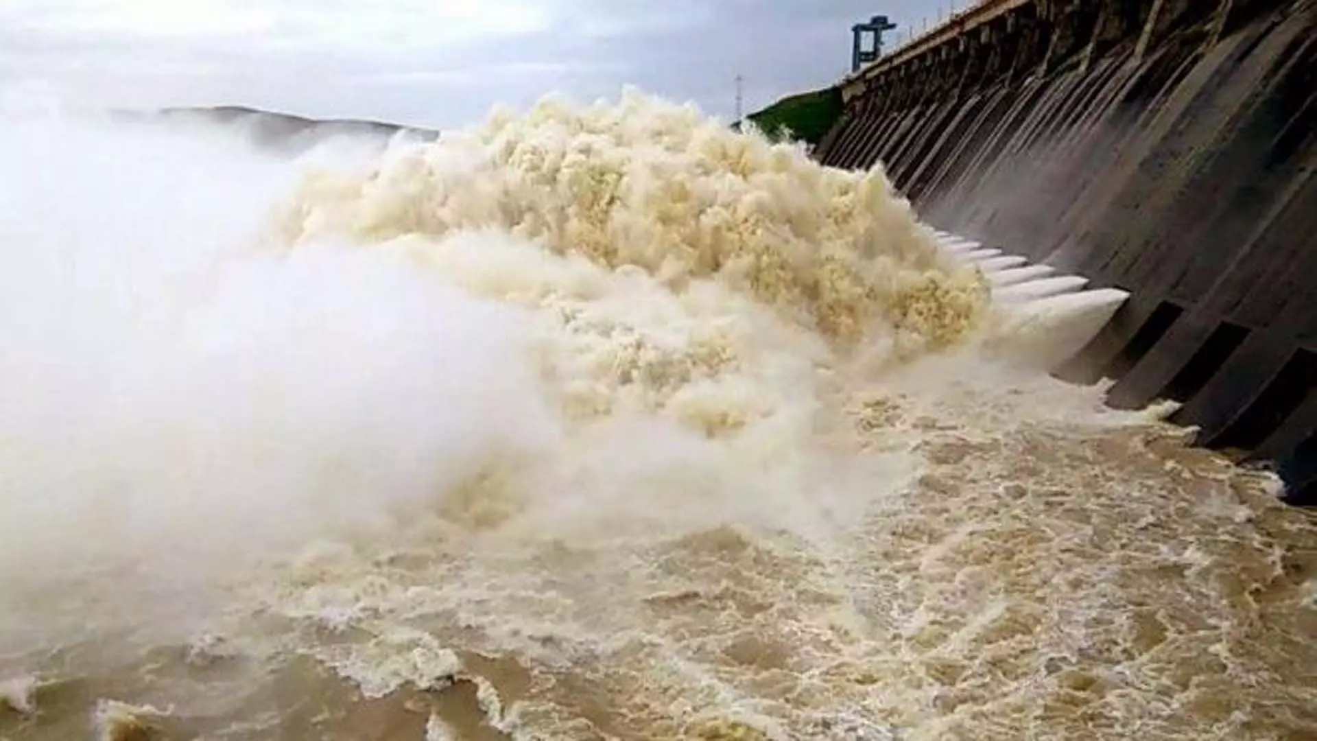 Hirakud dam के अधिकारियों ने पानी बंद कर दिया