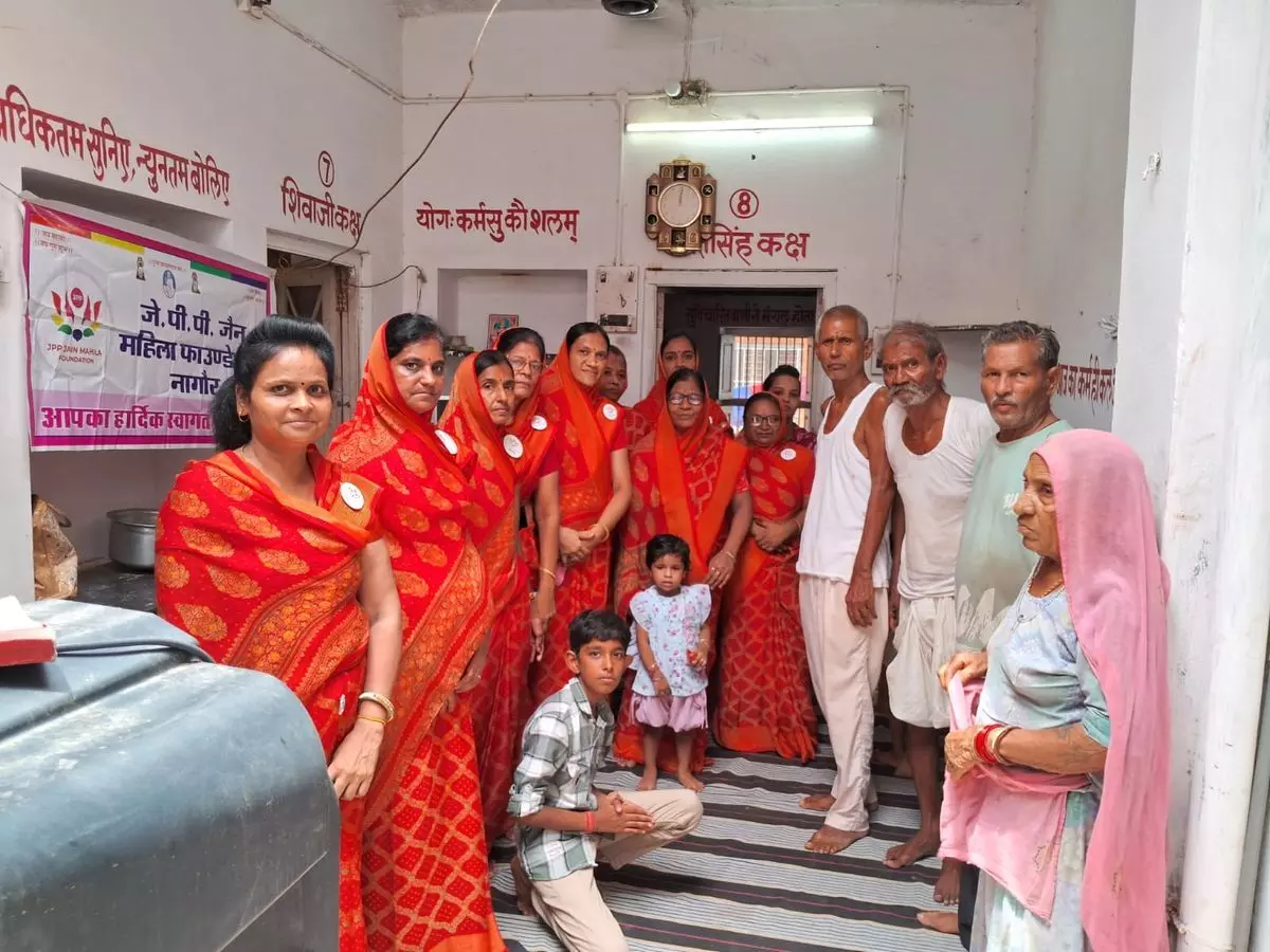 Nagaur: जैन संत का वृद्धाश्रम के लोगों के साथ मनाया जन्मदिवस