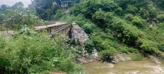 Baijnath : कोई ट्रीटमेंट प्लांट नहीं, बिनवा नदी में जा रहा है कचरा