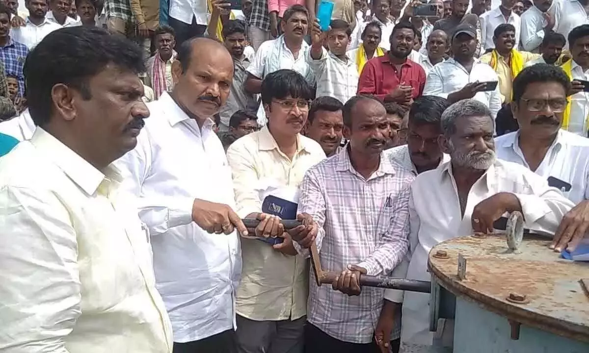 Andhra Pradesh: मंत्री पार्थसारथी ने तमिलरू जलाशय से पानी छोड़ा
