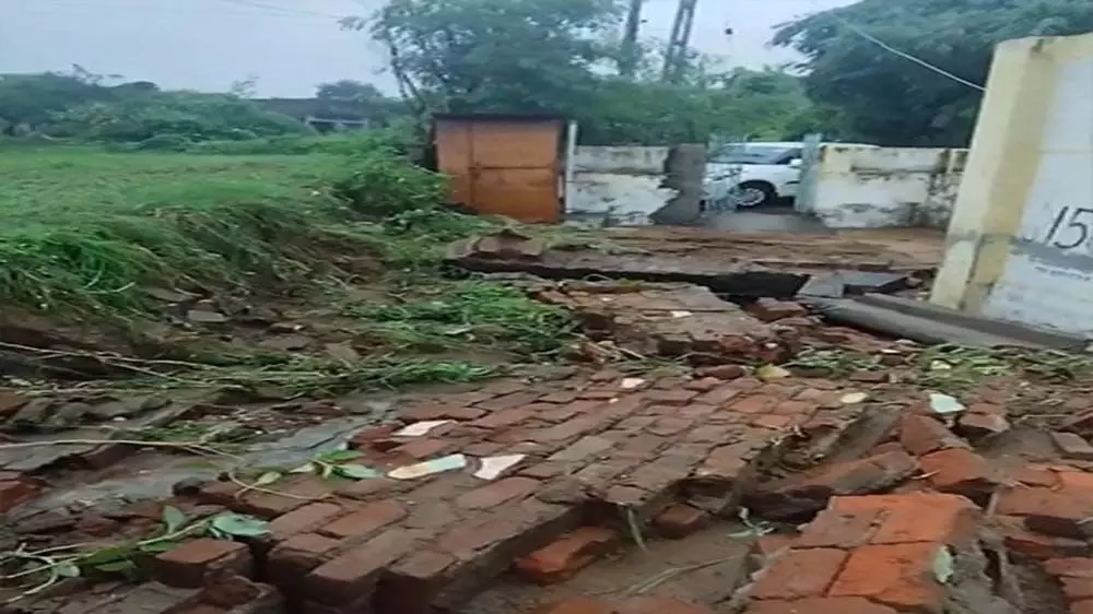 Gujarat : महिसागर के लूणावाड़ा में एक प्राइमरी स्कूल की दीवार धमाके के साथ गिर गई, जिससे अफरा-तफरी मच गई