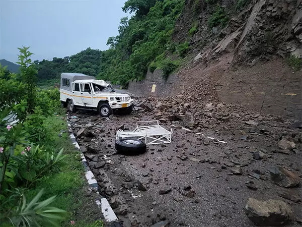National Highway 5 पर SUV पर पहाड़ी से पत्थर गिरने से व्यक्ति की मौत, तीन अन्य घायल