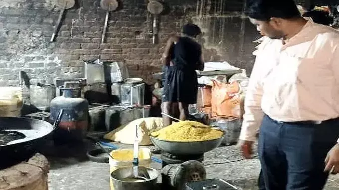 मिठाई कारखाने में पड़ी रेड, सोनपापड़ी और नारियल मैसूर पाक जब्त कर खाद्य विभाग ने किया सील