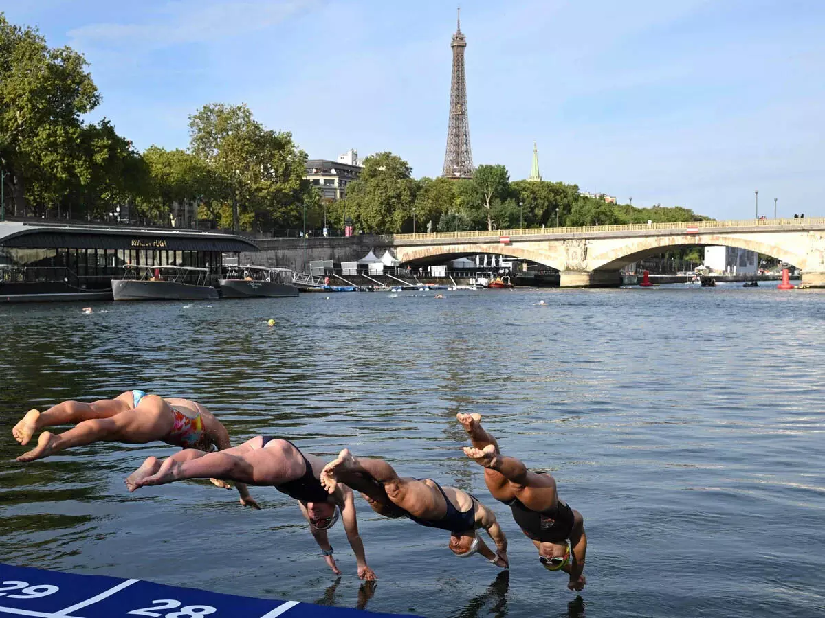 Seine River में ट्रायथलीटों के लिए तैराकी प्रशिक्षण के एक दिन को रद्द