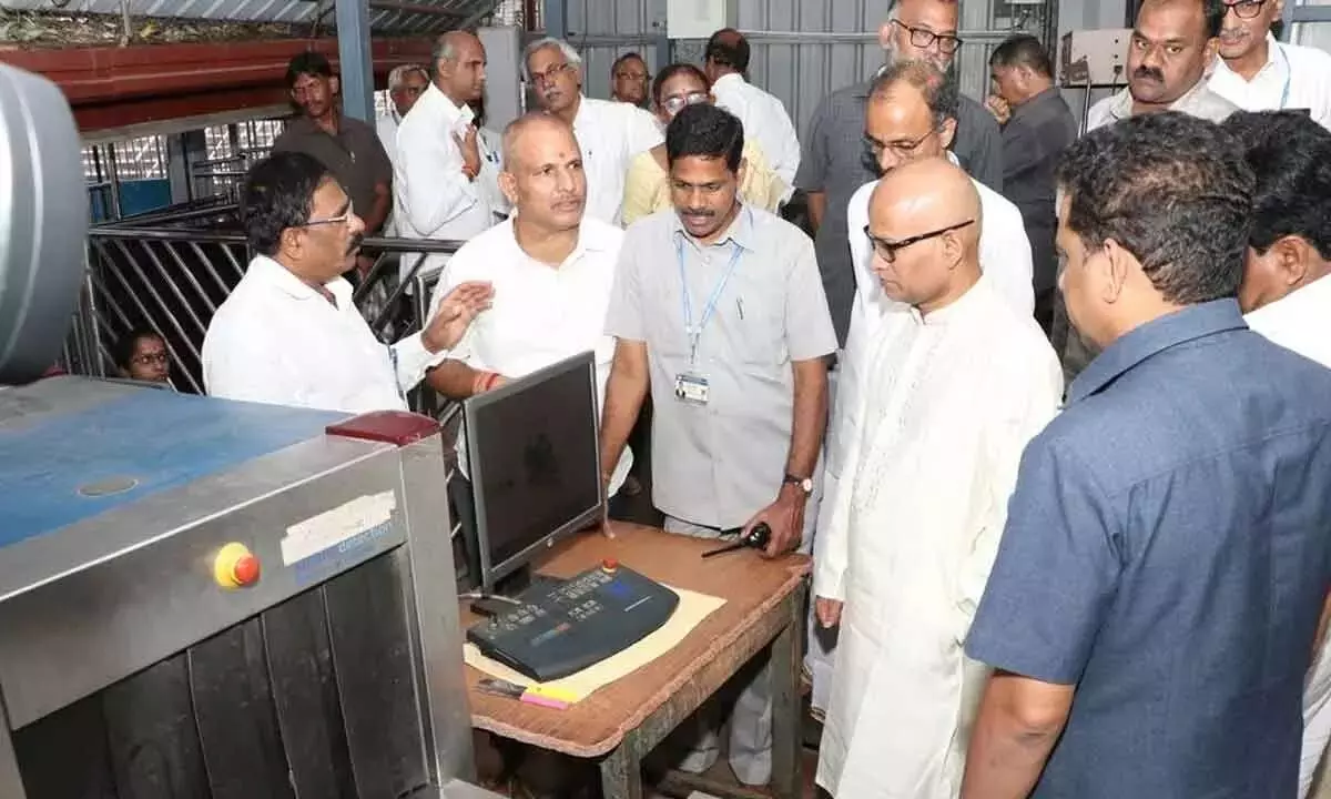 Andhra Pradesh: अतिरिक्त ईओ ने सुपाधाम प्रविष्टि का निरीक्षण किया