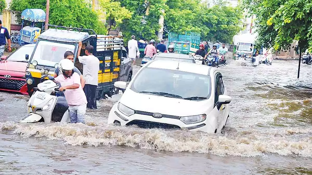 Jamshedpur: सड़क जाम में फंसे लोग बारिश में भीगने को हुए मजबूर, एम्बुलेंस भी फंसी