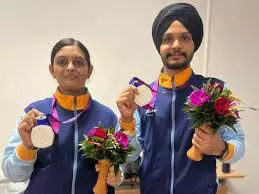 Manu Buckley and Sarabiyot Singh की जोड़ी ने पदक हासिल किया