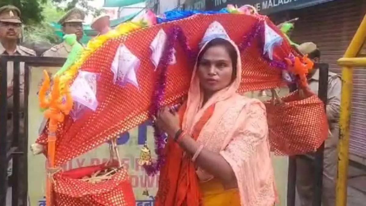 Agra: कावड़ लेकर ताजमहल पहुंची महिला, जल चढ़ाने की जिद पर अड़ी
