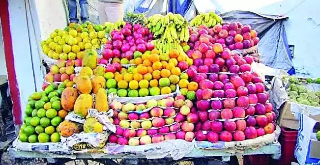 Una में 300 रुपए सेब, तो 200 रुपए प्रतिकिलो बिक रहा अनार